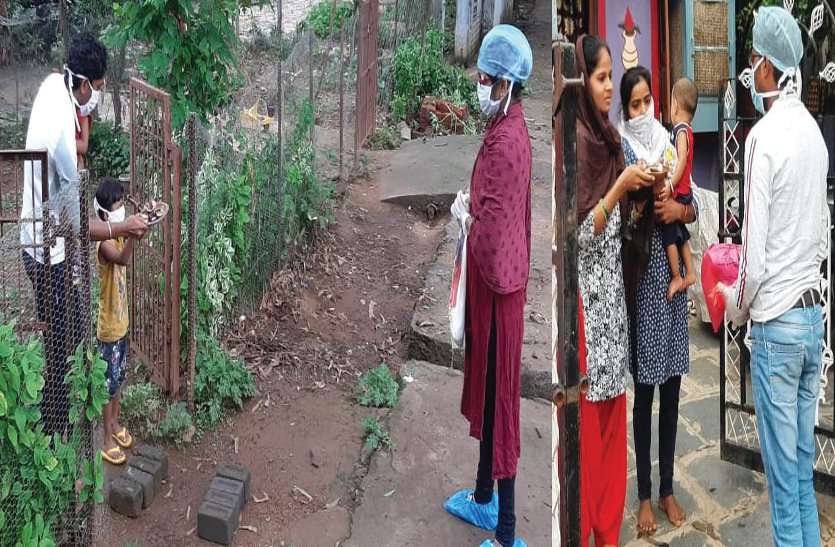 Innocent child carried out his mother's aarti and on one side the wife welcomed her husband ... मासूम बच्चे ने उतारी अपनी मां की आरती और एक तरफ पत्नि ने किया अपने पति का स्वागत ...