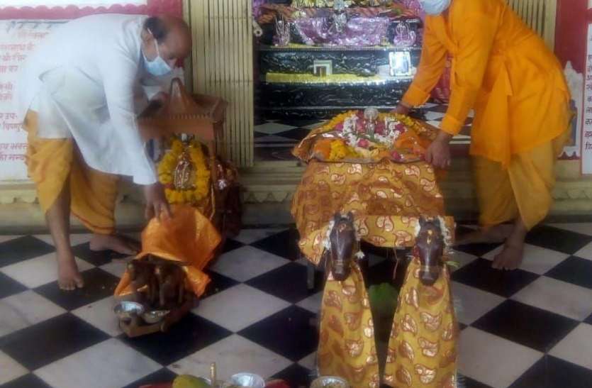 रथ पर बैठे ठाकुरजी, श्रद्धालुओं ने रिझाया रथ पर बैठे ठाकुरजी, श्रद्धालुओं ने रिझाया
