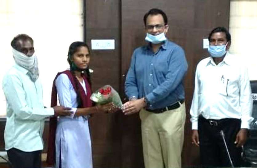 पिता के साथ खेत में काम करने वाले वरूण ने किया 10वीं बोर्ड में टॉप, 5 किमी. साइकिल चलाकर स्कूल जाने वाली पूनम बनी टॉपर