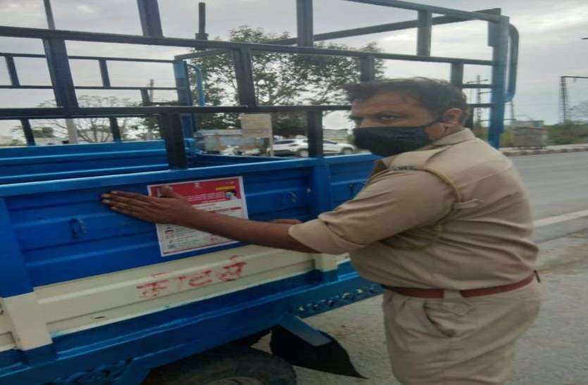 वाहनों पर चस्पा किए स्टीकर, किया जागरूक वाहनों पर चस्पा किए स्टीकर, किया जागरूक