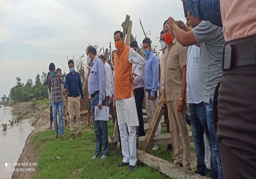 UP Minister Dr Mahendra Singh In Ghaghra River Flood Barabanki - बाढ़ से  जुड़ी तैयारियों का जायजा लेने पहुंचे जल शक्ति मंत्री डॉ. महेंद्र सिंह, पांच  जुलाई से पहले स्पर ...