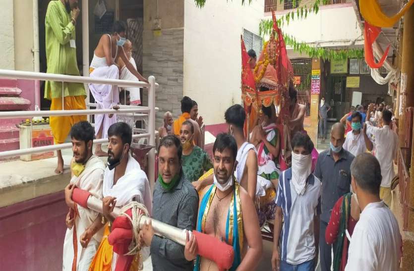 डाकोर में भी रथ से लगाई मंदिर की परिक्रमा डाकोर में भी रथ से लगाई मंदिर की परिक्रमा