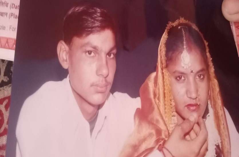 पत्नी, फिर पति ने खाया विषाक्त, दोनों का एक ही चिता पर दाह-संस्कार पत्नी, फिर पति ने खाया विषाक्त, दोनों का एक ही चिता पर दाह-संस्कार