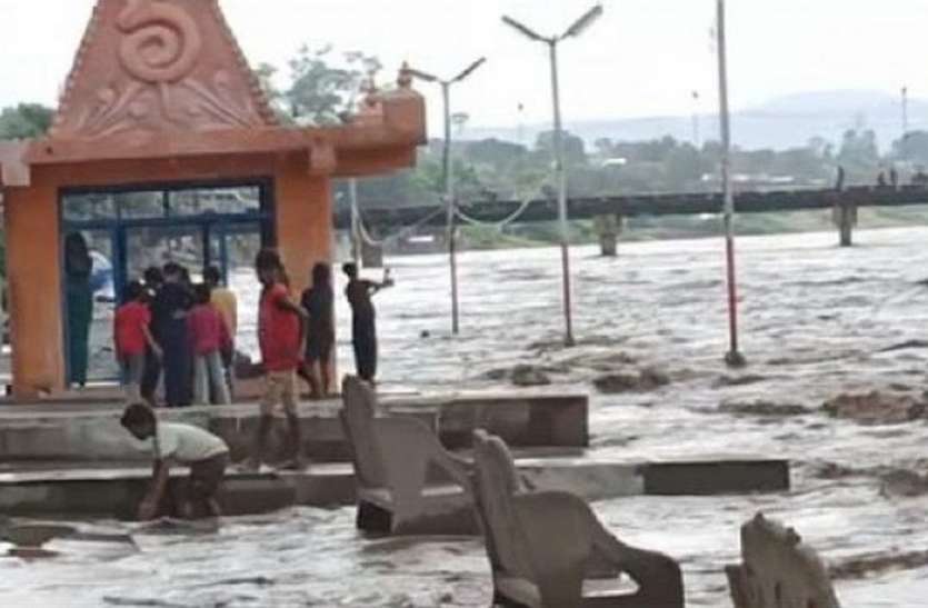 Narmada boom, increased water level, people reached the beaches नर्मदा उफान पर, बढ़ा जलस्तर, तटों में पहुंचे लोग