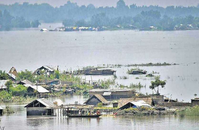 असम में भारी बारिश से ब्रह्मपुत्र सहित अन्य नदियां खतरे के निशान पर असम में भारी बारिश से ब्रह्मपुत्र सहित अन्य नदियां खतरे के निशान पर