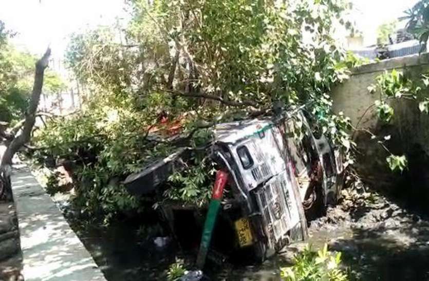ghaziabad.jpg जाको राखे साइयां मार सके न कोय.. कार को रौंदता हुआ फ्लाई ओवर से नीचे गिरा ट्रक, नहीं हुआ किसी का बाल भी बांका
