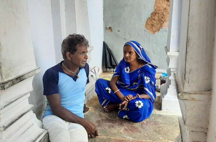 लॉक डाउन में गया रोजगार तो सिर से छिन गई छत लॉक डाउन में गया रोजगार तो सिर से छिन गई छत