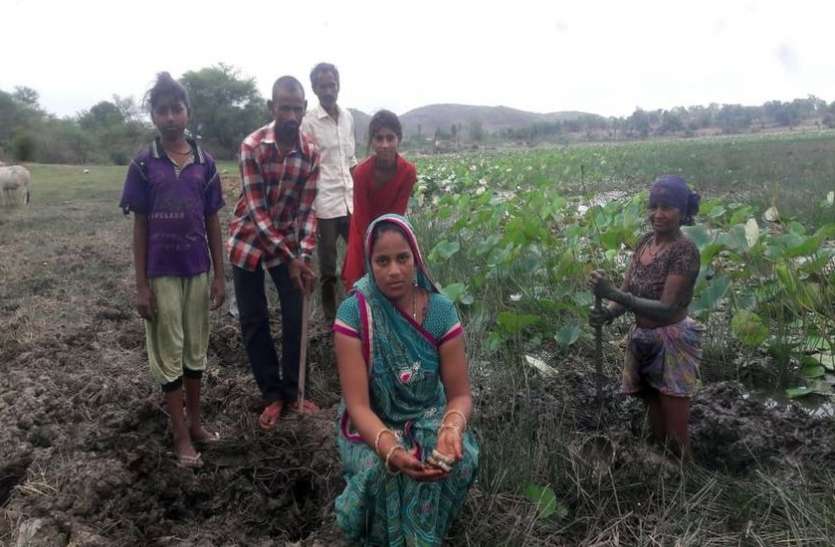 मिट्टी खोद कर ढूंढ रहे भूख का हल मिट्टी खोद कर ढूंढ रहे भूख का हल