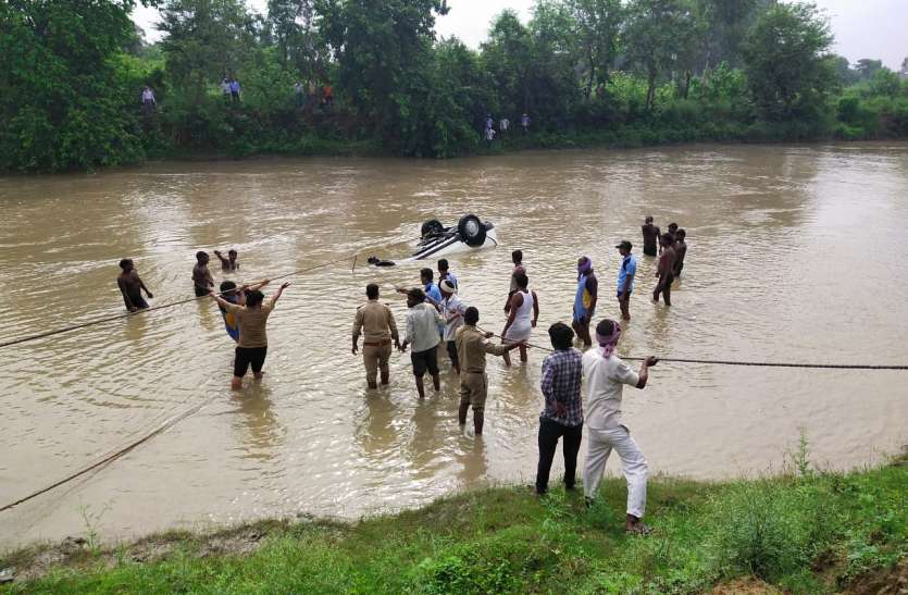 फिरोजाबाद के वरिष्ठ मंडलीय अभियंता की कार नहर में गिरी फिरोजाबाद के वरिष्ठ मंडलीय अभियंता की कार नहर में गिरी