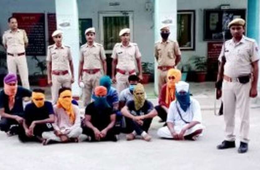 फिल्मी स्टाइल में आए बदमाशों ने किया परिवार पर हमला फिल्मी स्टाइल में आए बदमाशों ने किया परिवार पर हमला
