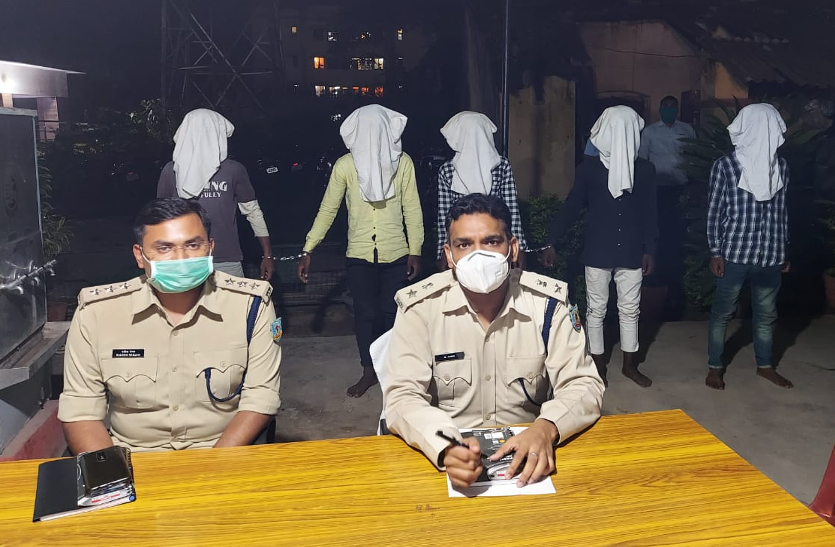 इज्जत के लुटेरों से जान बचाने को भागती रहीं पीड़िता, नदी में लगाई छलांग फिर...
