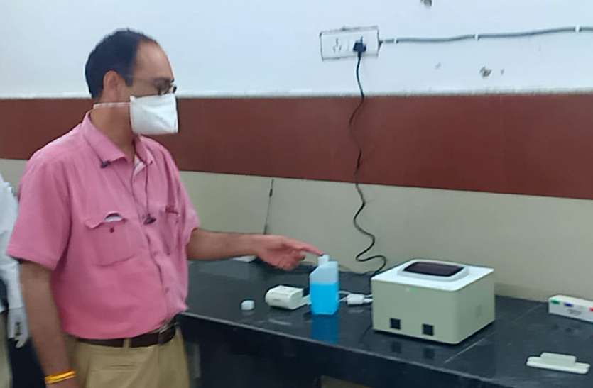 Dr. Sameer Singhai, Head of the Rapid Response (RR) team, told that the machine's capability. कटनी में ही कोरोना की जांच, पहले दिन पांच सैंपल की टेस्टिंग