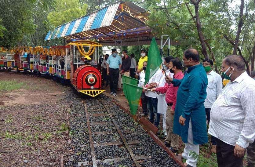MLA, BJP District President and Collector inaugurating the picturesque park. अनदेखी पर बोले उचित मंच पर रखेंगे बात