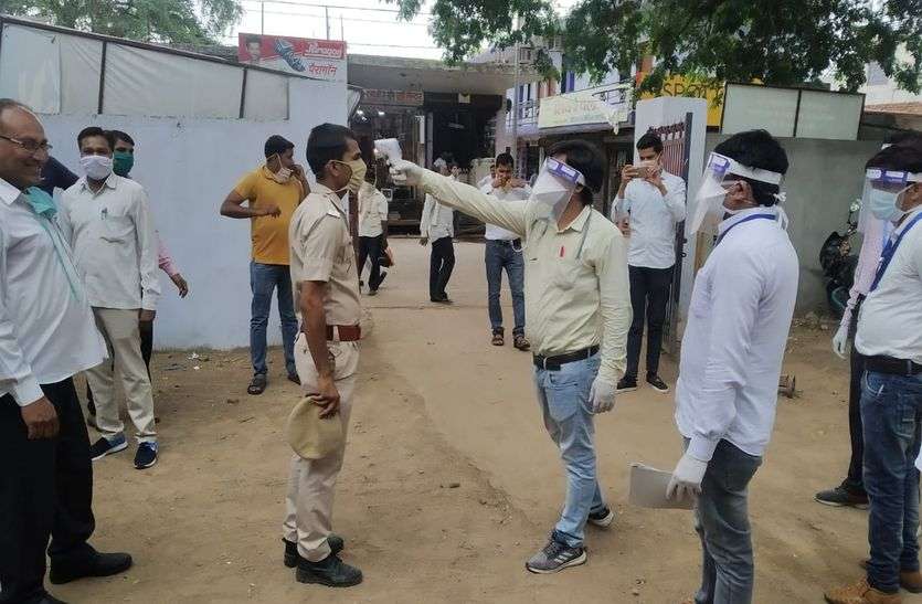 यहां पर कोरोना पॉजीटिव आया एक आरएसी जवान तो फिर इतने जवानों के लिए नमूने यहां पर कोरोना पॉजीटिव आया एक आरएसी जवान तो फिर इतने जवानों के लिए नमूने