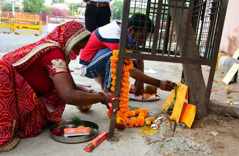 फुटपाथ पर पूजा करते श्रद्धालु राजधानी जयपुर में बंद मंदिरों के बाहर भक्तों की कतार, ऐसे हो रही पूजा अर्चना