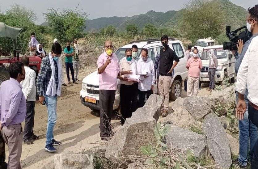 रैला में निरीक्षण करने पहुंचे अधिकारी तो मशीनें बाहर निकाल ले गये खान मालिक रैला में निरीक्षण करने पहुंचे अधिकारी तो मशीनें बाहर निकाल ले गये खान मालिक