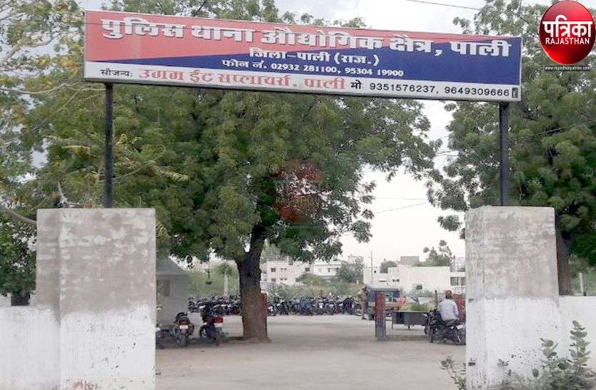 पुलिस थाने में आरोपी निकला कोरोना पॉजिटिव, मचा हडक़ंप, नौ पुलिसकर्मी सहित 13 जने क्वॉरंटीन पुलिस थाने में आरोपी निकला कोरोना पॉजिटिव, मचा हडक़ंप, नौ पुलिसकर्मी सहित 13 जने क्वॉरंटीन