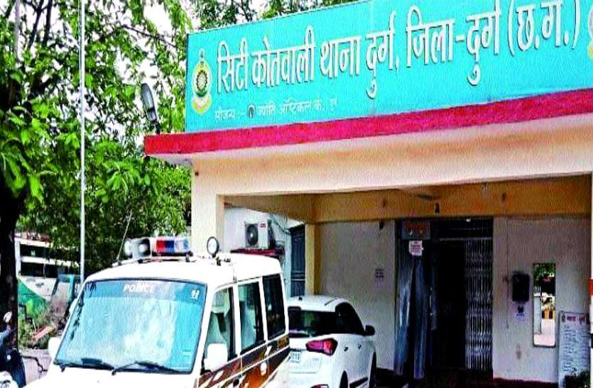 स्वच्छ भारत अभियान की पोल खोल रहे दुर्ग जिले के मॉडल थाने, यहां वर्दीधारी और फरियादियों के लिए नहीं टॉयलेट की व्यवस्था स्वच्छ भारत अभियान की पोल खोल रहे दुर्ग जिले के मॉडल थाने, यहां वर्दीधारी और फरियादियों के लिए नहीं टॉयलेट की व्यवस्था