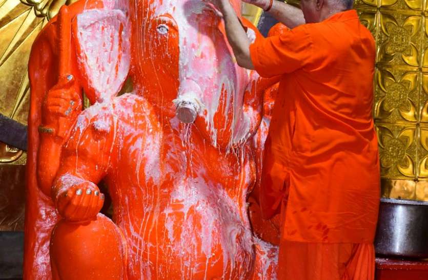 pushya nakshtra बुध पुष्य नक्षत्र पर प्रथम पूज्य का हुआ पंचामृत अभिषेक, भक्तों ने किए ऑनलाइन दर्शन
