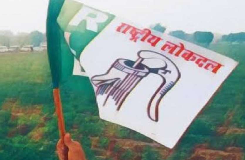 कांग्रेस और रालोद कार्यकर्ताओं का अनोखा प्रदर्शन, बिना ड्राइवर सड़क पर चली कार कांग्रेस और रालोद कार्यकर्ताओं का अनोखा प्रदर्शन, बिना ड्राइवर सड़क पर चली कार