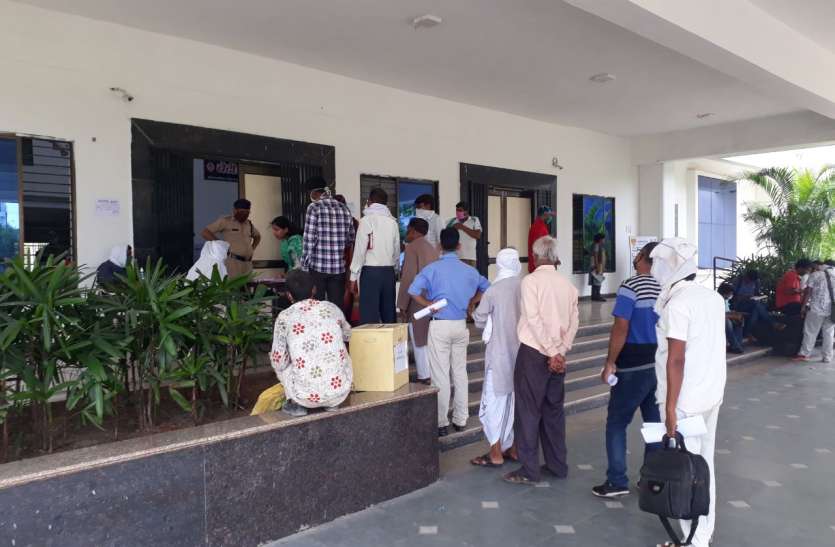 MLA : Eight Rewa MLAs who join Rajya Sabha elections also isolate राज्य सभा चुनाव में शामिल रीवा के 8 विधायक भी आइसोलेट, गिरीश गौतम का लिया सैंपल