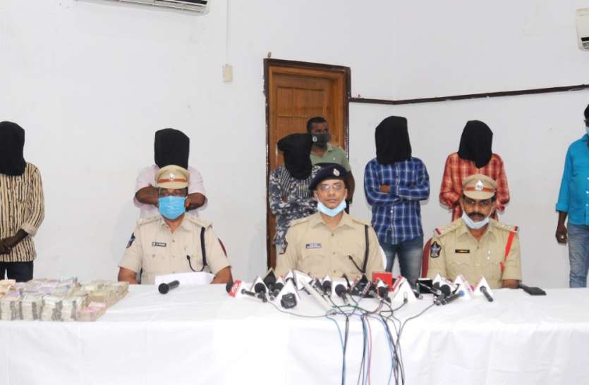 तस्करी के तम्बाकू उत्पादों के साथ पकड़ी 41,36,480 रुपए नकदी तस्करी के तम्बाकू उत्पादों के साथ पकड़ी 41,36,480 रुपए नकदी