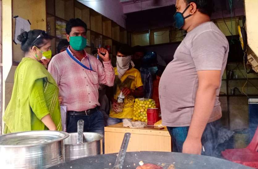 दुकानों पर मिले एक्सपायरी डेट के सामान, ठेलों पर सड़े फल दुकानों पर मिले एक्सपायरी डेट के सामान, ठेलों पर सड़े फल