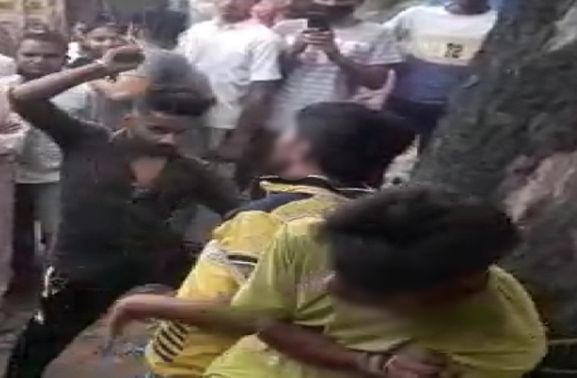 2 दोस्तों को पेड़ से बांधकर की गई बर्बरता, Video Viral हुआ, नहीं थी कोई गलती! 2 दोस्तों को पेड़ से बांधकर की गई बर्बरता, Video Viral हुआ, नहीं थी कोई गलती!
