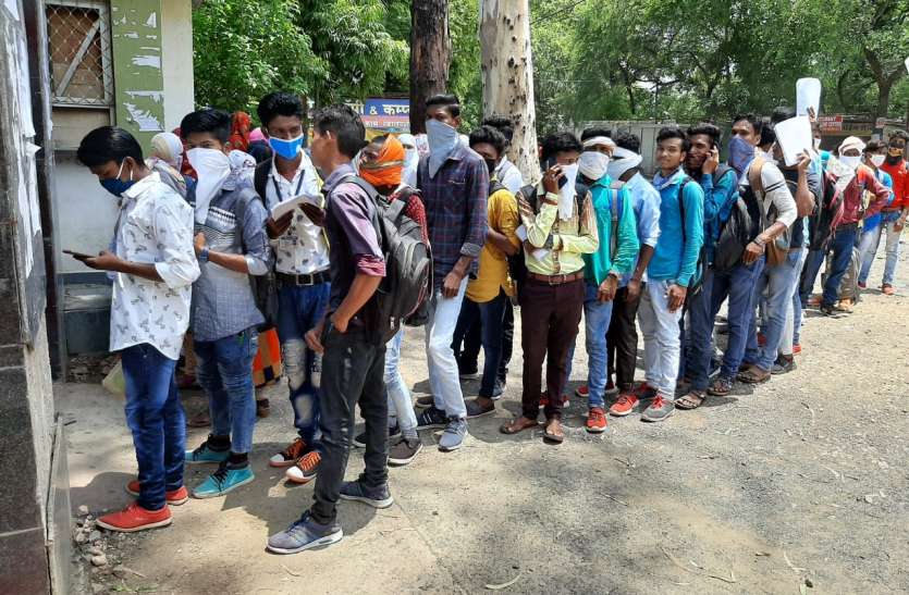 सैनेटाइजर की व्यवस्था ना सोशल डिस्टेंसिंग का पालन सैनेटाइजर की व्यवस्था ना सोशल डिस्टेंसिंग का पालन