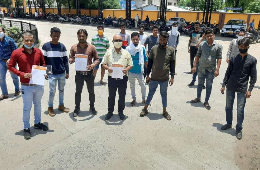 शिवसेना ने रेत के दामों को लेकर जताया विरोध रायल्टी १२५ रुपए घनमीटर ठेकेदार वसूल रहे साढ़े बाहर सौ रुपए घनमीटर