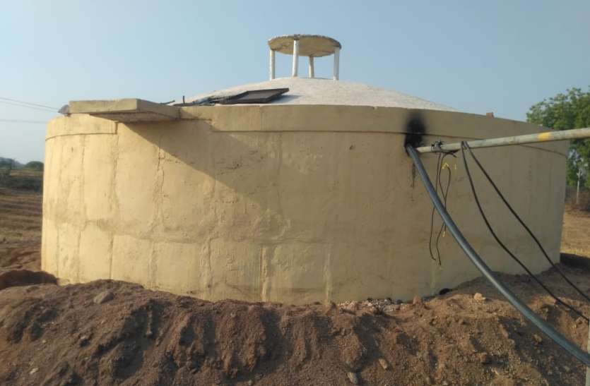 Now supplying water by buying from farmer पानी सप्लाई की योजना अधूरी फिर भी ठेकेदार को कर दिया 1 करोड़ का भुगतान