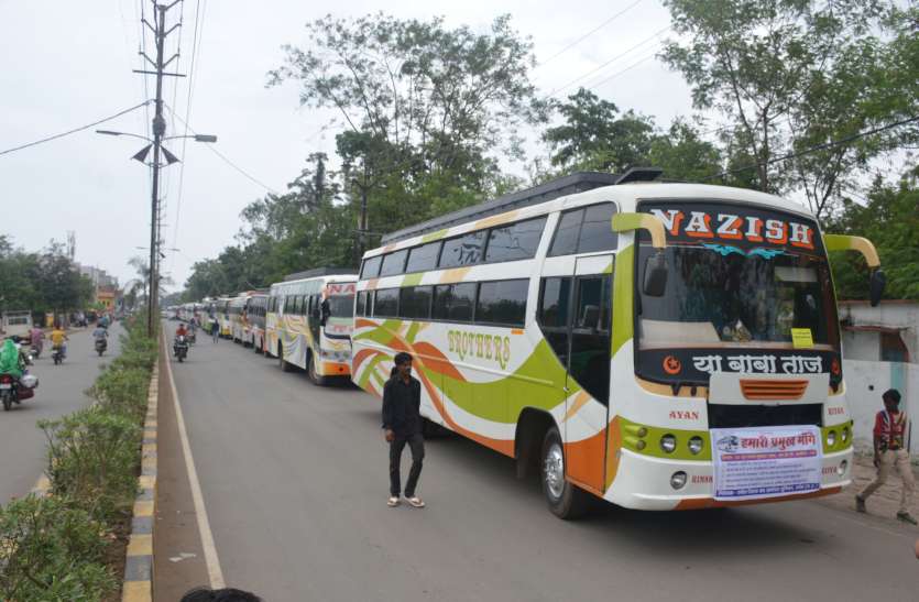A convoy of buses was going to RTO, the administration stopped in the middle आरटीओ जा रहा था बसों का काफिला, बीच में प्रशासन ने रोका