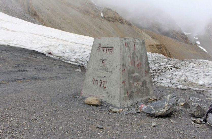 विवादित नक्शा लाने के बाद चुप नहीं है नेपाल, सीमा पर बना रहा सड़क और हेलीपैड विवादित नक्शा लाने के बाद चुप नहीं है नेपाल, सीमा पर बना रहा सड़क और हेलीपैड