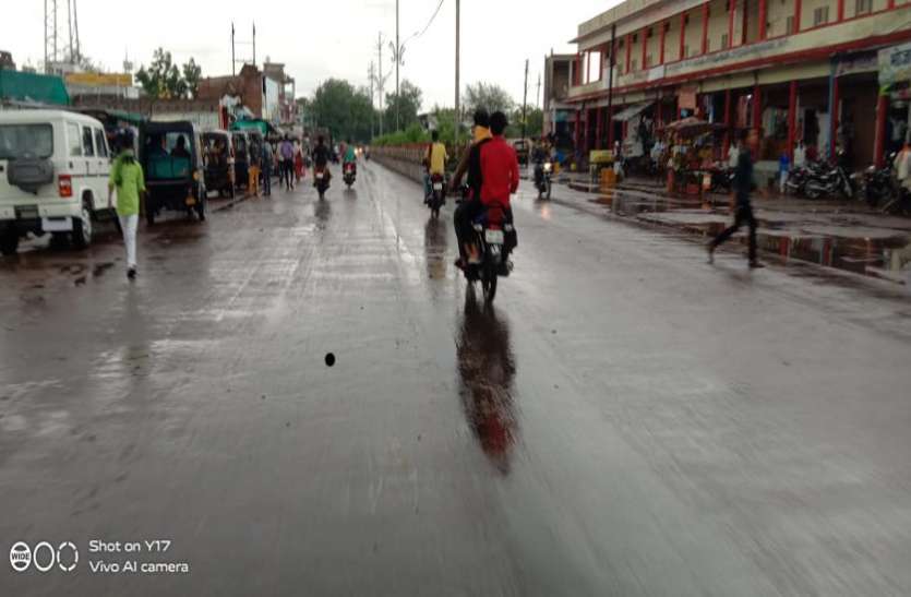 The people of the city complained to the administration to put a breaker डिवाइडरों की कटिंगों पर नहीं है बे्रकर, एक साल में चार तीन हो चुकी मौते