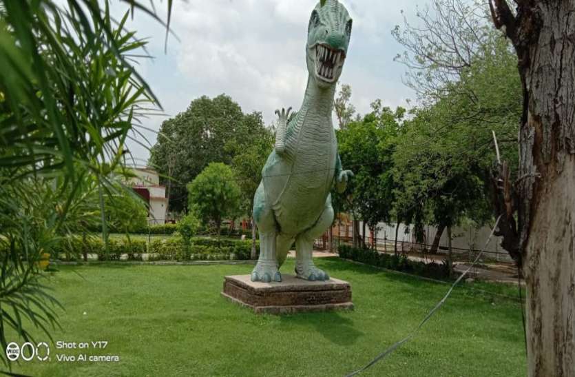 Park way closed along civil line चार माह से चिल्ड्रन पार्क का लाभ नहीं ले पा रहे बच्चें