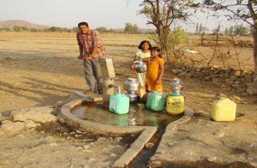 Officials are not paying attention, villagers are facing water crisis निवाड़ी जिले से संचालित हो रही जतारा की नलजल योजनाएं