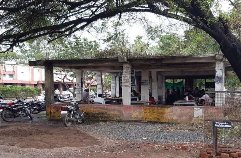 Parties sitting in dilapidated building, accident can happen any day जर्जर भवन में बैठ रहे पक्षकार, किसी भी दिन हो सकता है हादसा