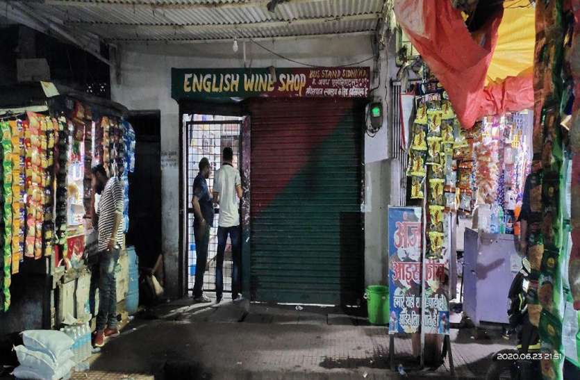 निर्धारित समय के बाद खुली पाई गई ये शराब की दुकान शराब ठेकेदार निरंकुश, देर रात तक खुल रहीं दुकानें