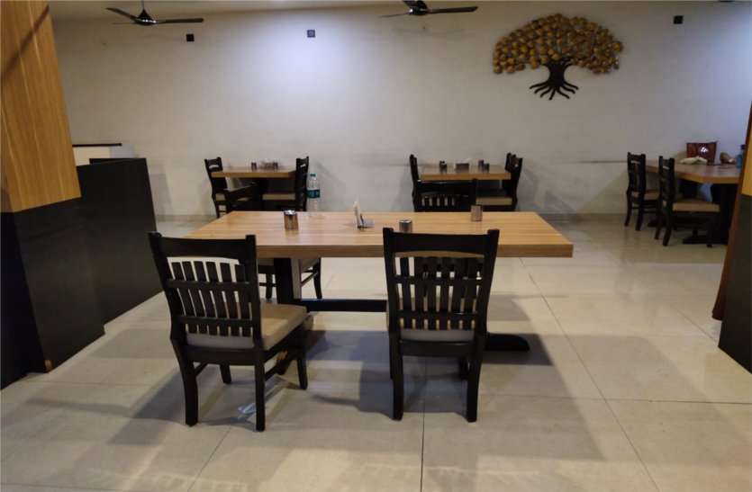 Where the seating chair was not available, the chair is now empty, the restaurant hotel is open, but the customers खाली कुर्सी के पाए पर टिके स्थानीय निकाय