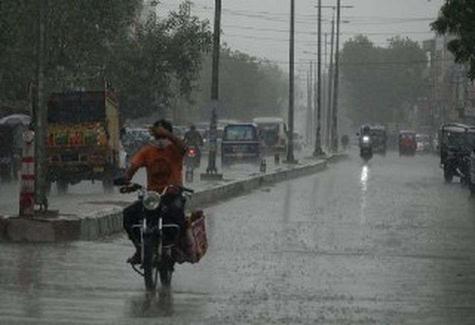 दौसा में अंधड़ के बाद आई बारिश