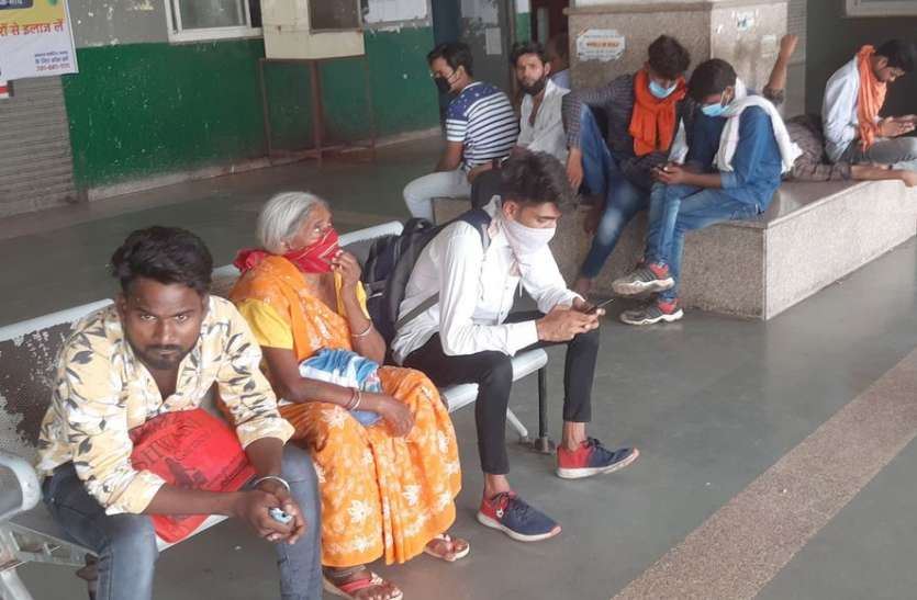 न्यू बस टर्मिनल अंदर न मास्क लगा रहे, न सोशल डिस्टेंसिंग