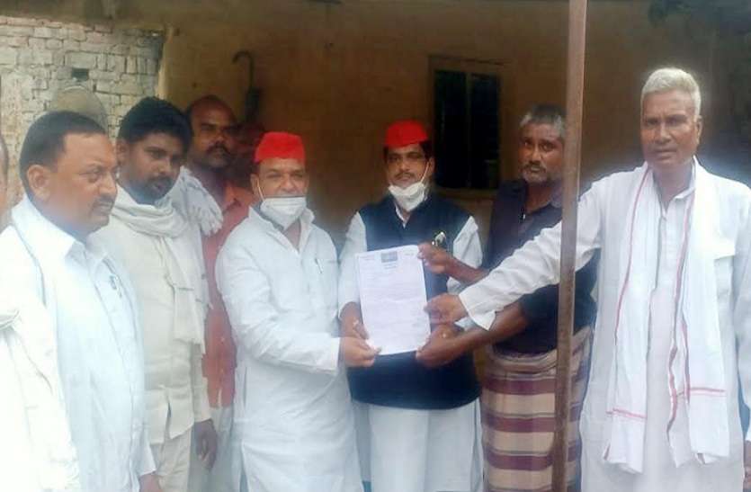 सांसद अखिलेश यादव ने एक और श्रमिक की मौत पर दी एक लाख की सहायता, अब तक चार श्रमिकों की कर चुके मदद सांसद अखिलेश यादव ने एक और श्रमिक की मौत पर दी एक लाख की सहायता, अब तक चार श्रमिकों की कर चुके मदद