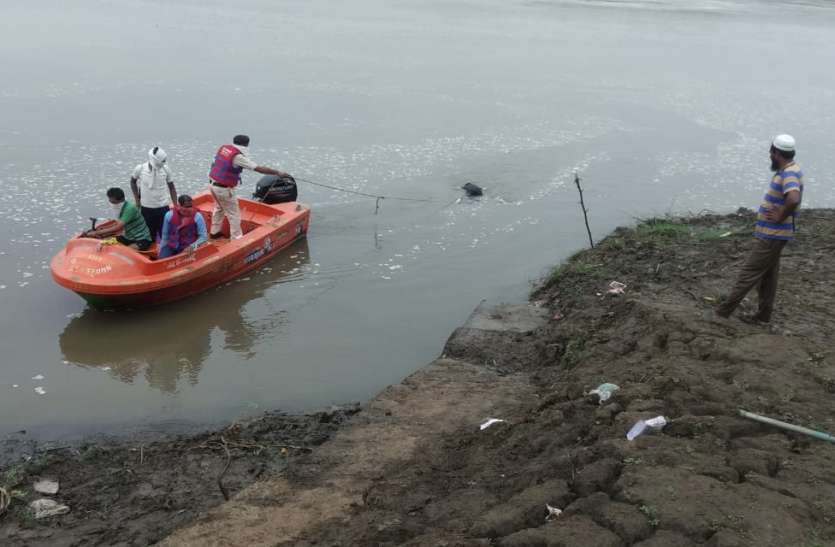 रपटा घाट में वृद्ध व तिंदनी में डूबे बालक का नहीं चला पता रपटा घाट में वृद्ध व तिंदनी में डूबे बालक का नहीं चला पता