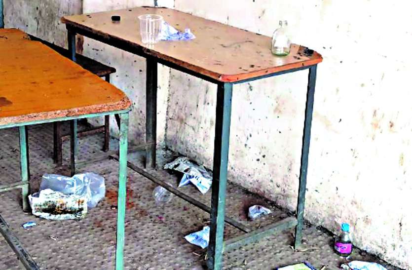 The liquor camp is used daily, the school premises remain frozen from evening till night… रोजाना शराबियों का लगा रहता है डेरा, स्कूल परिसर में शाम से रात तक जमी रहती है महफिल ...