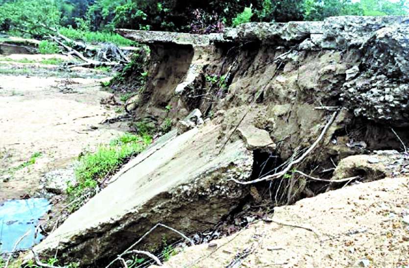 Anicut broken into quarter million, corruption in the name of repairing too… पौने चार करोड़ में बना एनीकट टूटा, रिपेयरिंग के नाम पर भ्रष्टाचार ...