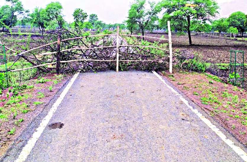 There is a need for awareness in MLA's home village, people are being seen in the herd ... विधायक के गृह ग्राम में जागरूकता की है जरूरत, लोग झुंड में ही देखे जा रहे ...