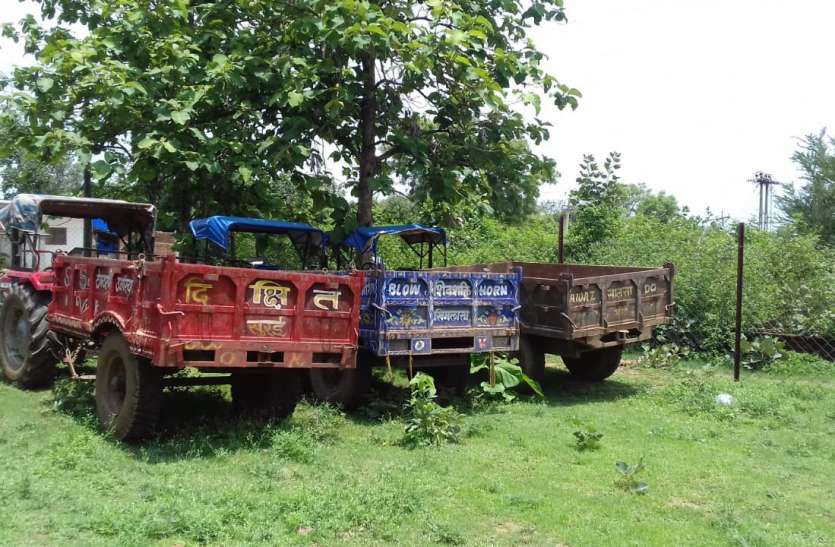 Illegal mining in Bandhavgarh area, three vehicles seized बांधवगढ़ क्षेत्र में अवैध खनन, तीन वाहन जब्त