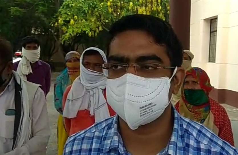 इस मां बाप पर बेटे ने ढाया ऐसा ज़ुल्म, मदद के लिए पहुंचे जिले के मुखिया के पास, सिहर उठे अफसर इस मां बाप पर बेटे ने ढाया ऐसा ज़ुल्म, मदद के लिए पहुंचे जिले के मुखिया के पास, सिहर उठे अफसर
