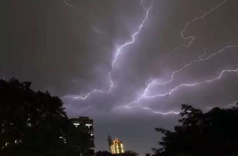 यूपी में बिजली गिरने से 28 लोगों की मौत, बड़ी संख्या में झुलसे, सीएम योगी ने तत्काल दिया ये आदेश यूपी में प्रकृति का टूटा कहर, आकाशीय बिजली गिरने से 28 की मौत, बड़ी संख्या में लोग झुलसे