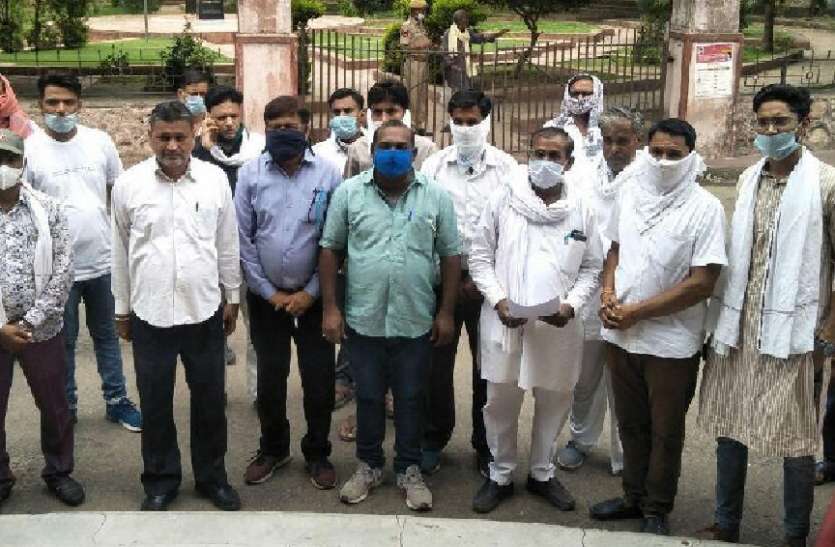 पेट्रोल-डीजल की बढ़ती कीमतों के विरोध में प्रदर्शन, सौंपे ज्ञापन पेट्रोल-डीजल की बढ़ती कीमतों के विरोध में प्रदर्शन, सौंपे ज्ञापन